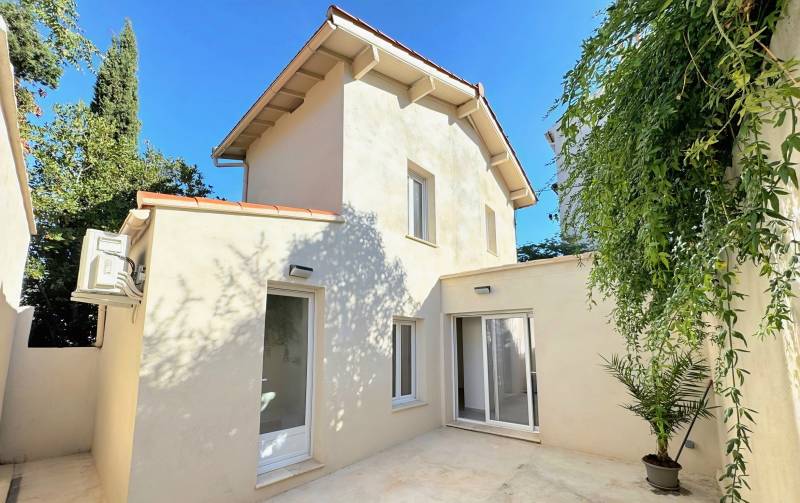 Maison de charme des années 40 réhabilitée proposée à la vente par notre agence immobilière de Toulon